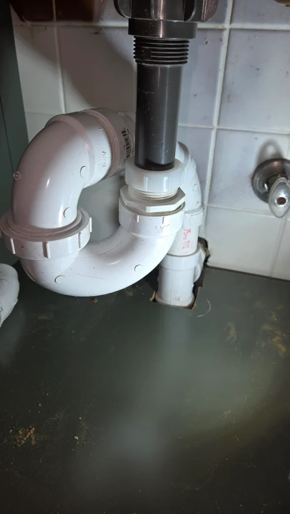 En los últimos años, reparar tú mismo una tubería (y muchas otras cosas en casa) se ha vuelto casi una filosofía. Desde muebles hasta electrodomésticos, el llamado hazlo tú mismo (DIY, por sus siglas en inglés) ha ganado popularidad, y las tuberías no se han quedado fuera de esta tendencia.La explicación es sencilla: basta con buscar en internet “reparar tú mismo una tubería” para encontrar decenas de vídeos, tutoriales paso a paso y productos que prometen soluciones inmediatas. Selladores, cintas, espumas expansivas o masillas de secado rápido ocupan estanterías en grandes superficies, listos para tentar al más manitas de la casa.

A esto se suma una percepción extendida de que llamar a un profesional implica tiempo, costes y molestias. Ante una pequeña humedad o una gotera puntual, muchos piensan que “no será para tanto” y optan por reparar tú mismo una tubería con sus propios medios.

Pero lo que empieza como una pequeña reparación casera puede convertirse en un problema mayor si no se identifica correctamente la causa. La tubería afectada puede estar en mal estado, tener un origen oculto o requerir una intervención técnica especializada. Y en esos casos, una actuación improvisada no solo no soluciona el problema, sino que puede agravarlo sin que el usuario lo perciba a tiempo.